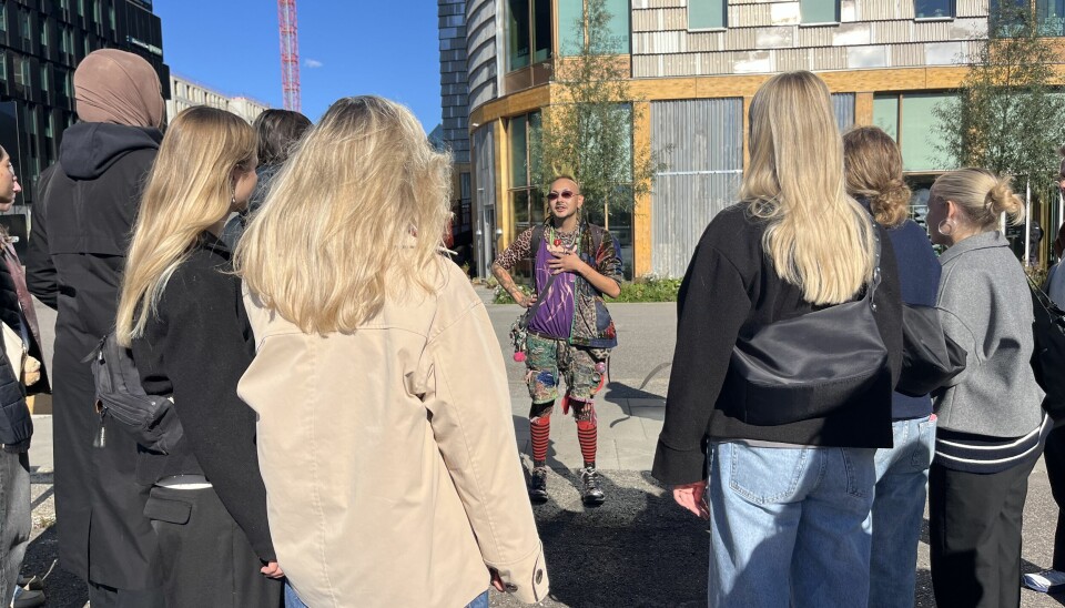 Max Wil, der tidligere har levet som hjemløs, leder gennem Aarhus på en poverty walk. Her deler han sin personlige beretning om livet på gaden og viser de steder, der har særlig betydning for byens udsatte.