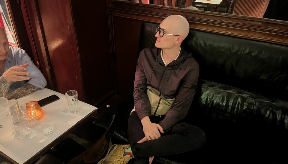 Simon er meget nervøs inden han skal på scenen.