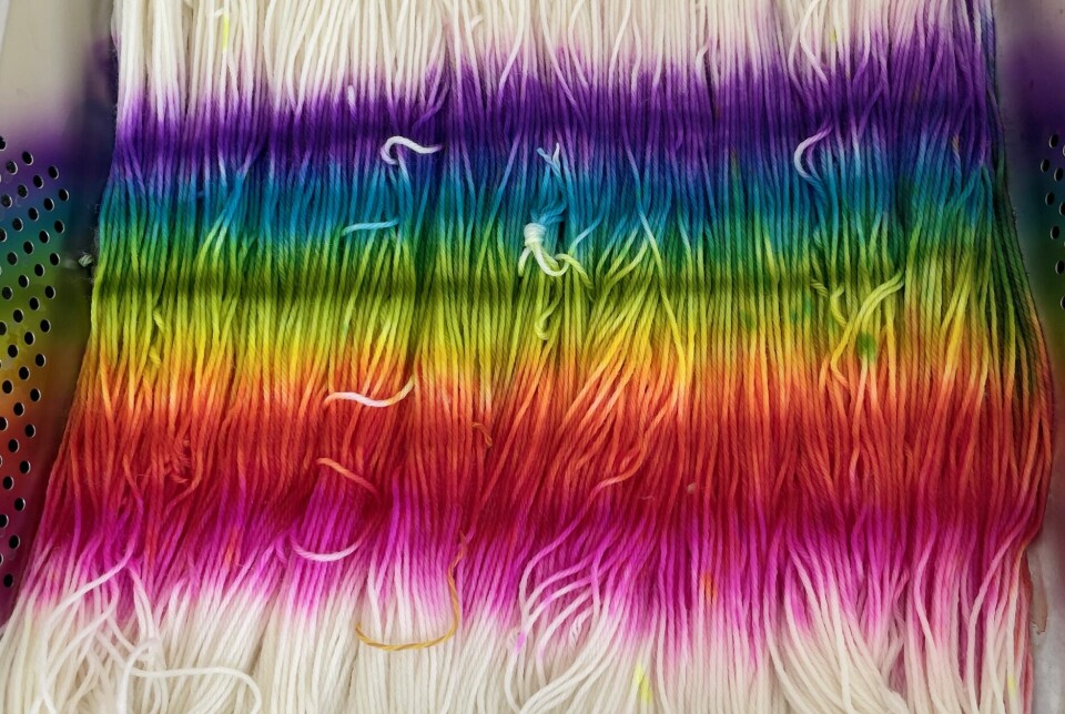Rainbow Blaze giver små regnbuer i strikket.