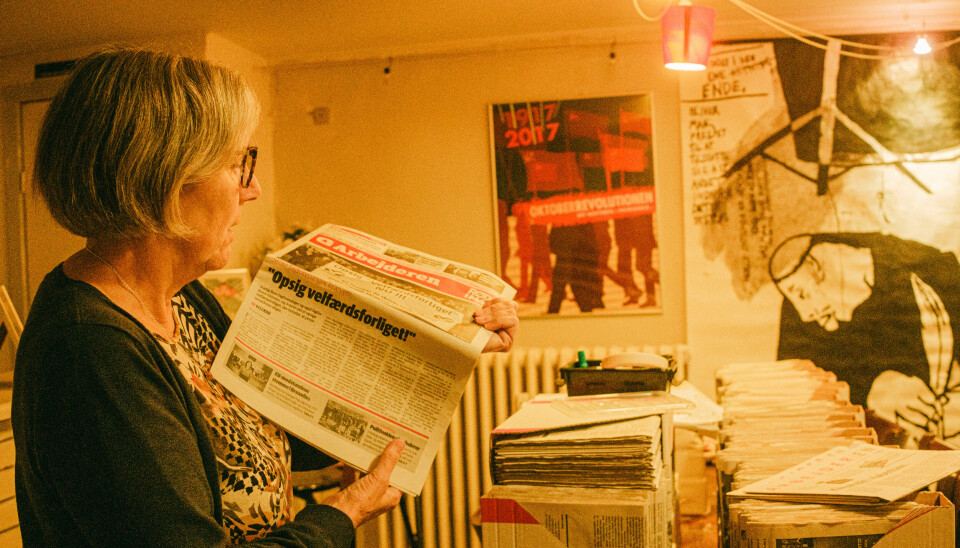Birthe Ahrendt står med en ældre udgave af partiavisen 'Arbejderen'.