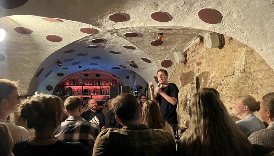 Midt i den historiske kælder underholder komikere på en lille scene