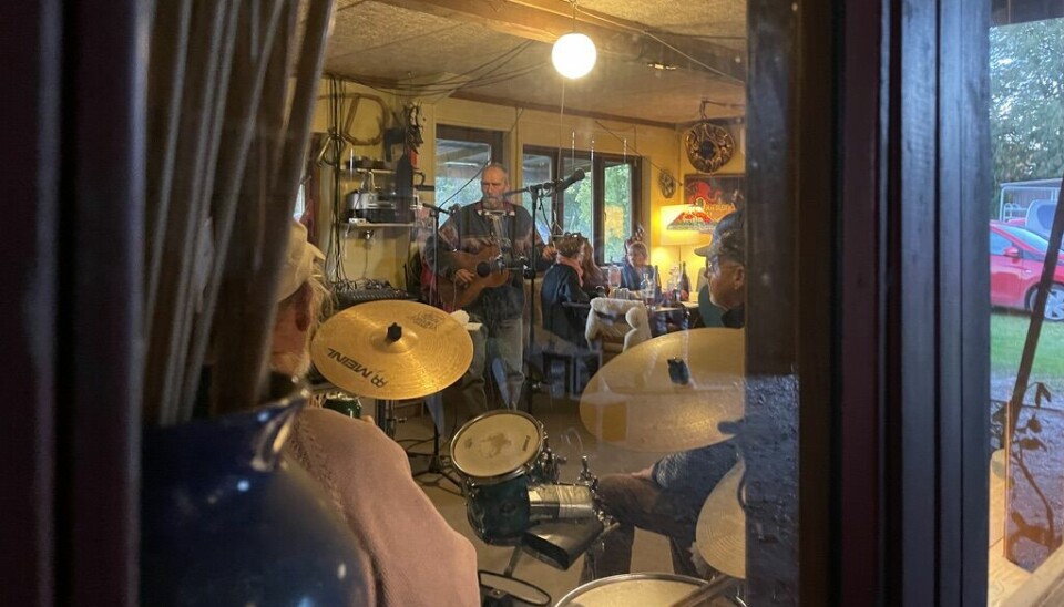 Set ude fra ses Søren Malmberg på akustisk guitar under en jam.