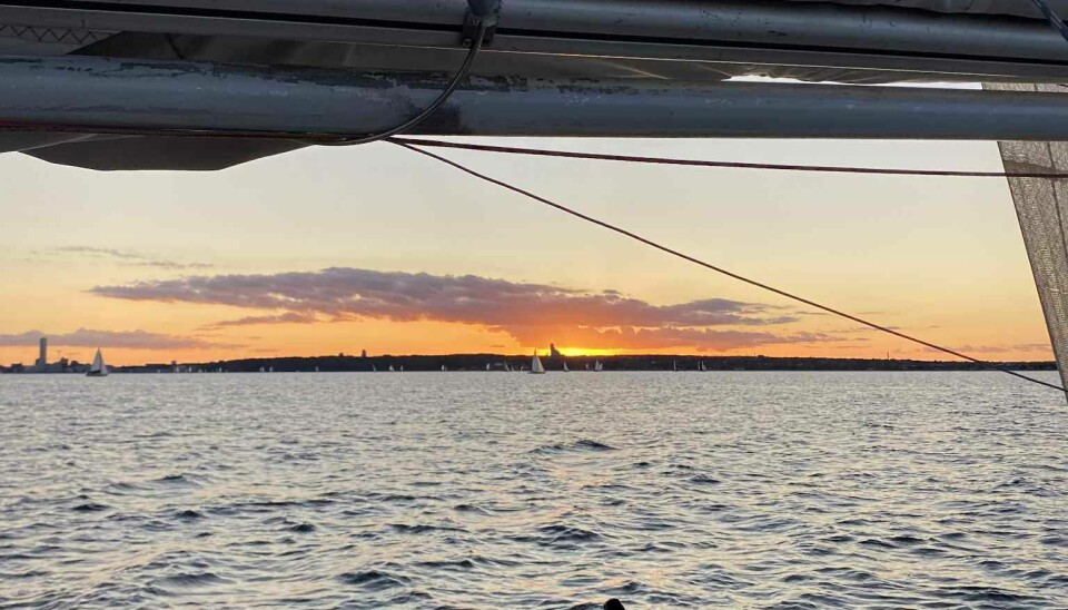 Tirsdagens kapsejlads ligger om aftenen, så man når at sejle i en flot solnedgang.