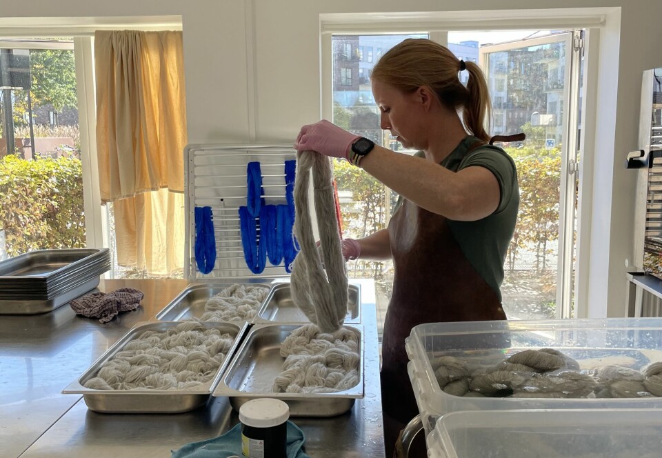 Malene lægger det våde garn i bakker og sørger for, at det ikke filtrer sammen.
