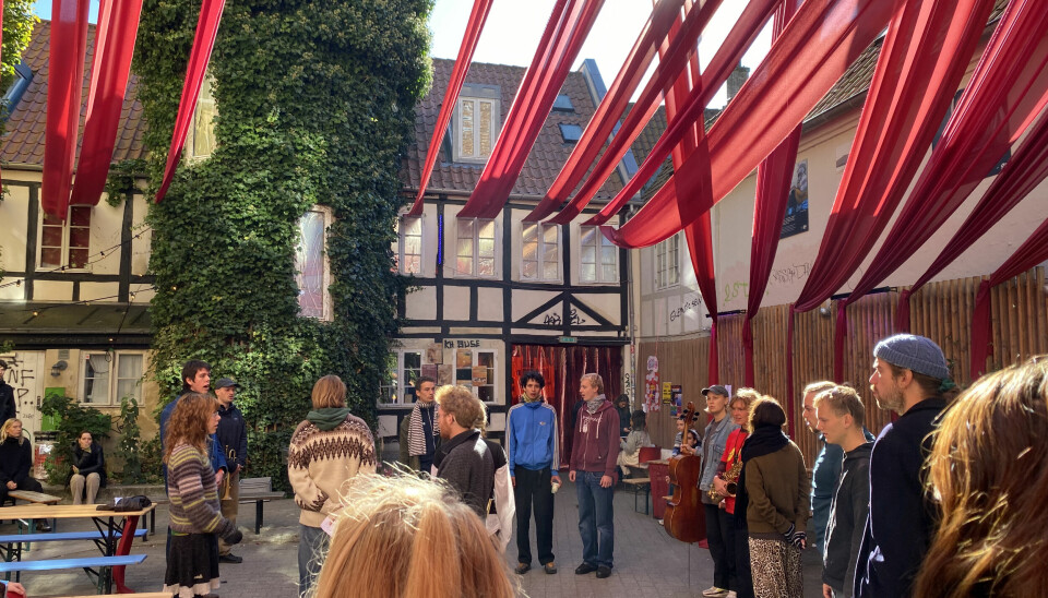 Ensemblet står i gården og starter deres åbningsritual. Foto af: Johanna Siiger