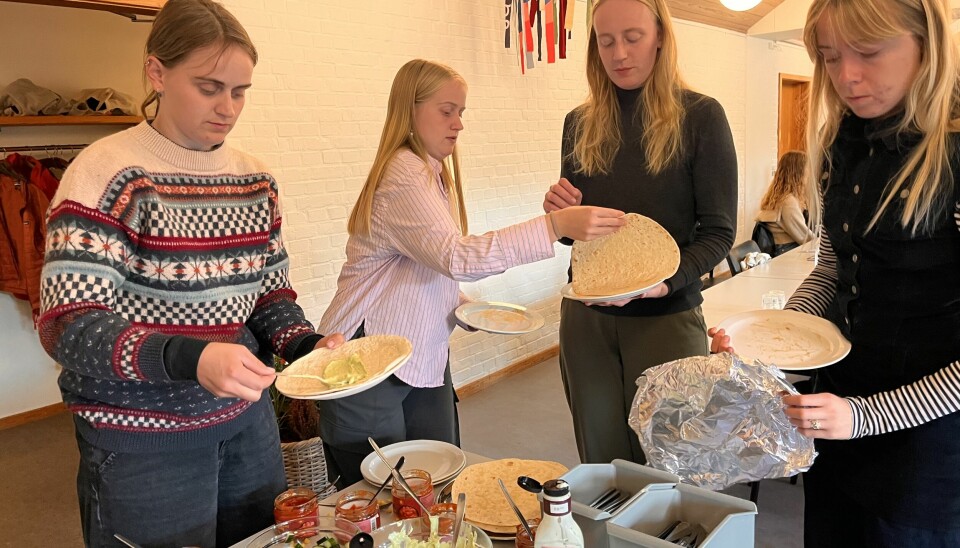 Der bliver gået til den i buffeten.