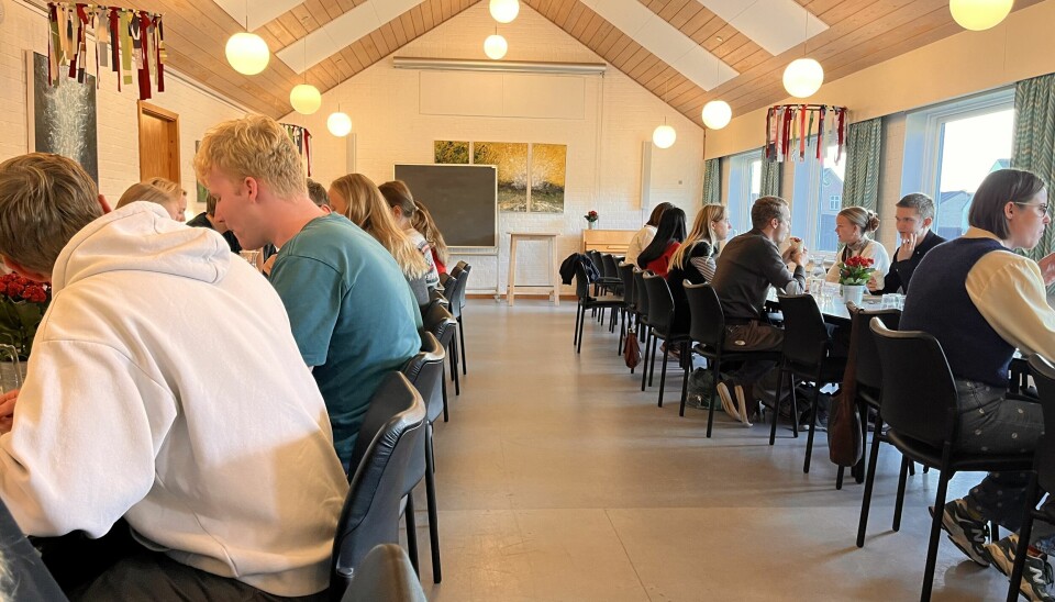 Snak og fællesskab var i fokus, da Møllevangkirken i Århus inviterede på fællesspisning.