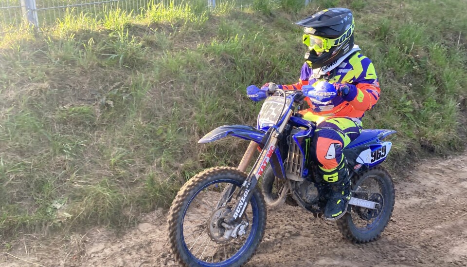 Magnus på vej af banen på sin Yamaha 85 kubik-maskine.