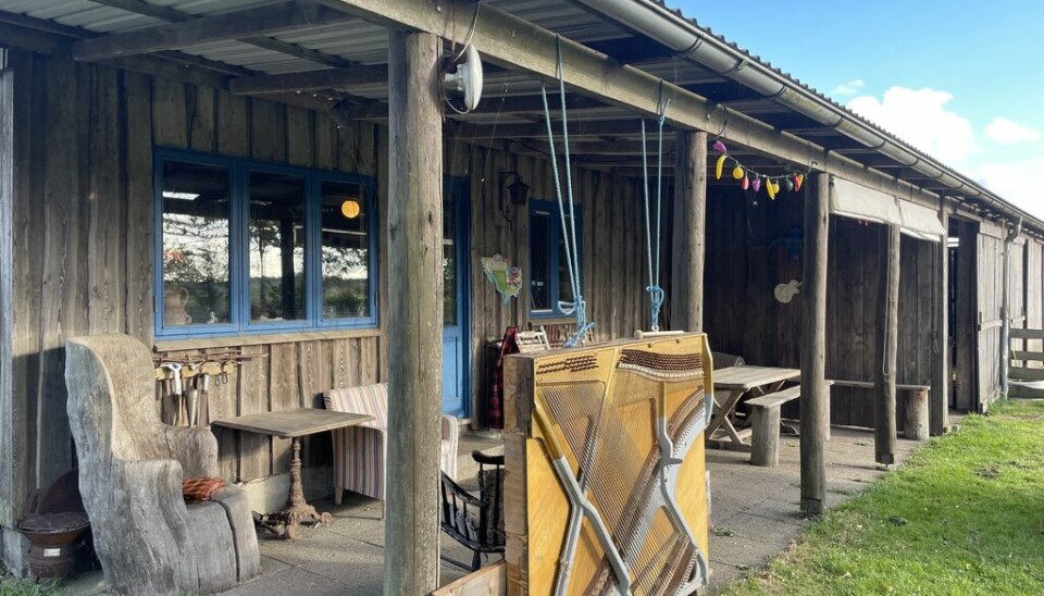 Rytterstuen stuen set ude fra. Installationen forrest er strengene fra to klaverer.