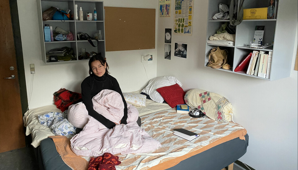 22-årige Anvita Sethia sidder på sit højskoleværelse på Testrup Højskole syd for Aarhus.