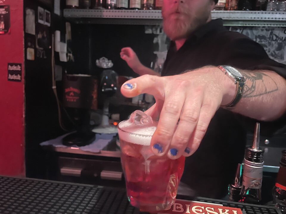 Selvom der i løbet af aftenen bliver lavet en drink eller to, er det de ølelskende deltagere, der gør det nemmere at være bartender.
