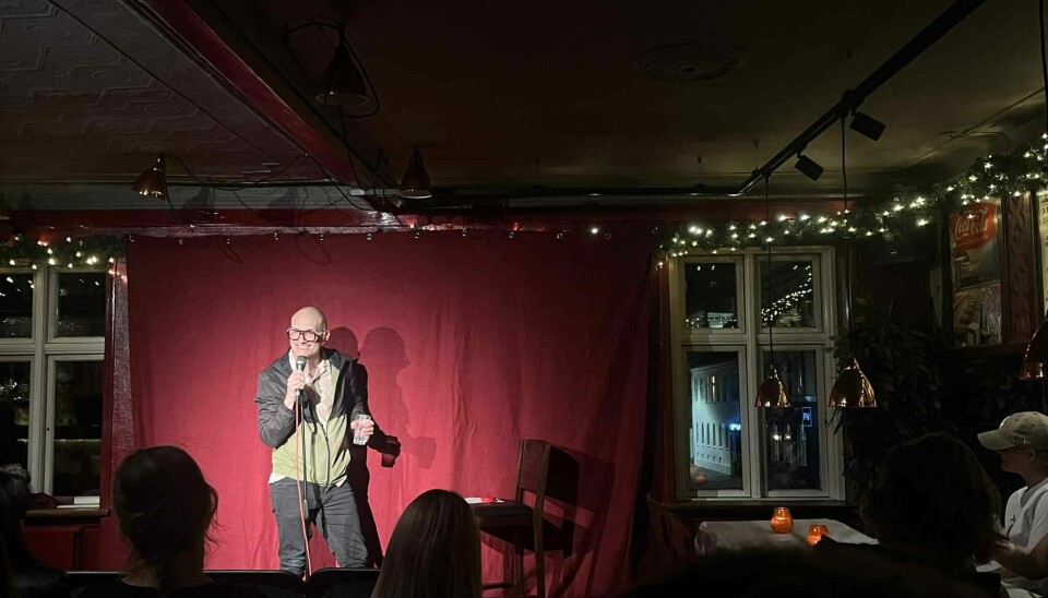 Simon Drachmann kæmper for grin på scenen.