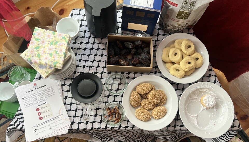 Bord med keffiyeh som dug og snacks.