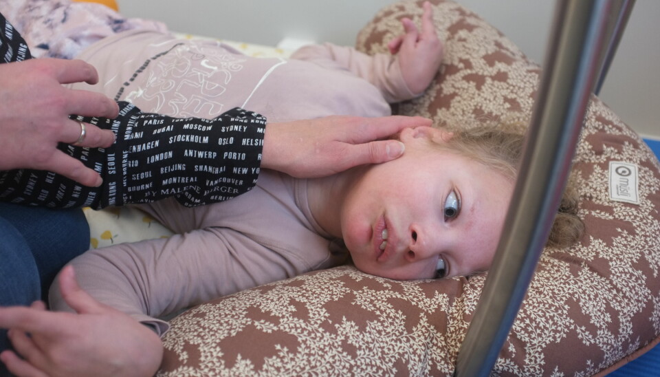 “Er vi helt vildt heldige, sover hun fire timer på et døgn. Men ikke fire timer i streg. Tit går hun ikke i seng, før de andre er stået op,” deler Karina Lorentsen.