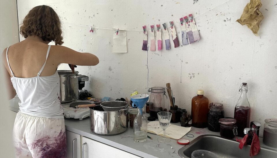 Amanda Kessaris fremstiller naturfarver ud af røde frugter, grøntsager og bær. Farven bliver brugt til at fremkalde skjulte tekster i kunstværket 'Hvorfor er her så stille?'. Et interaktivt værk på festivalen 'Den Nye By'.
