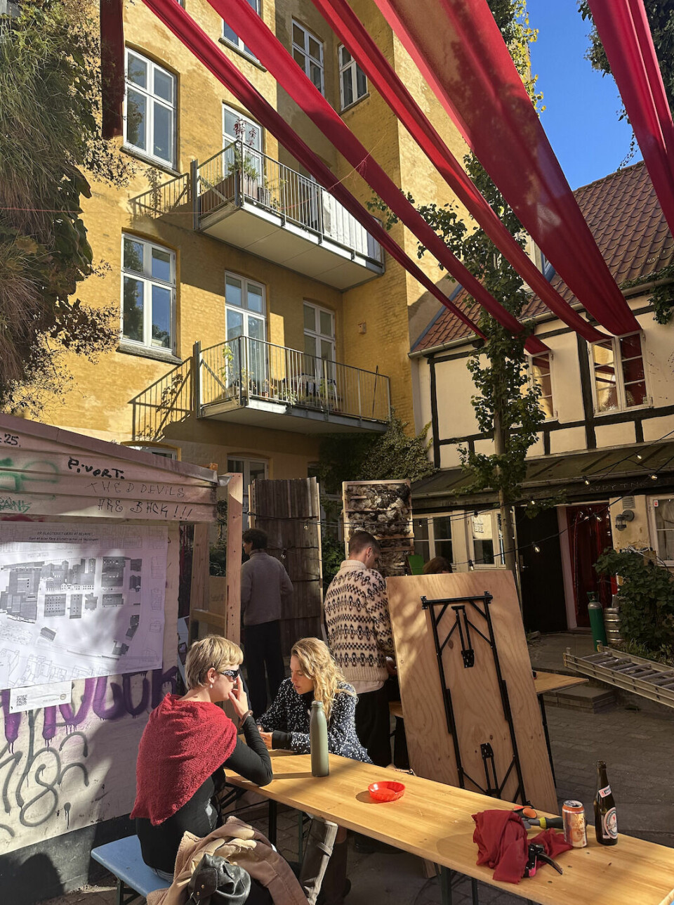 Røde stofguirlander binder lokalerne 'Atrium', 'Hjertets Hus' og 'Forkammeret' sammen i 'Den Nye By'.
