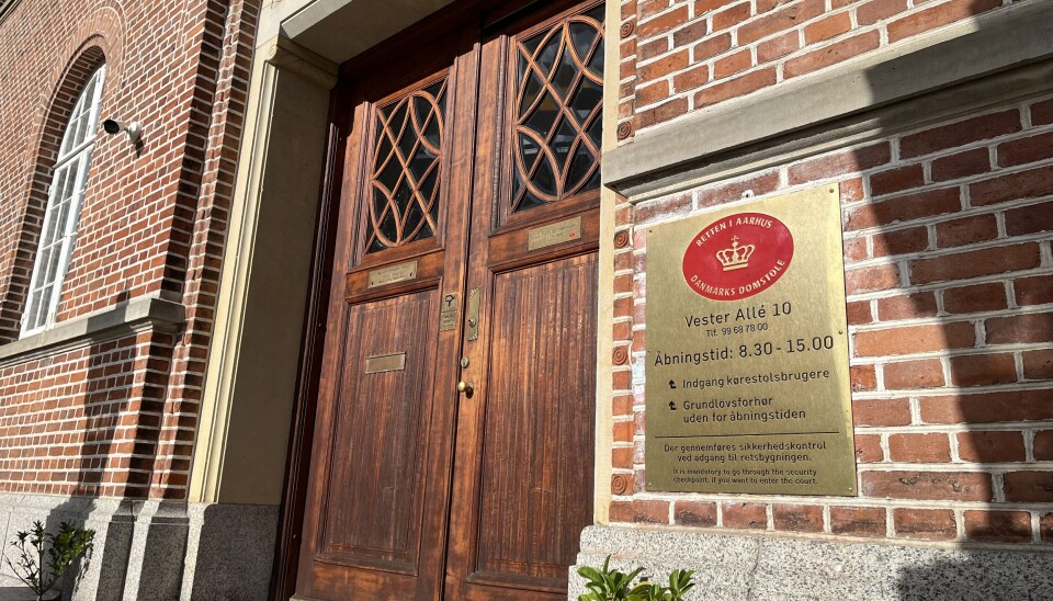 'Hun er kendt som ”champagnedamen”', fortæller det ene ud af tre vidner.