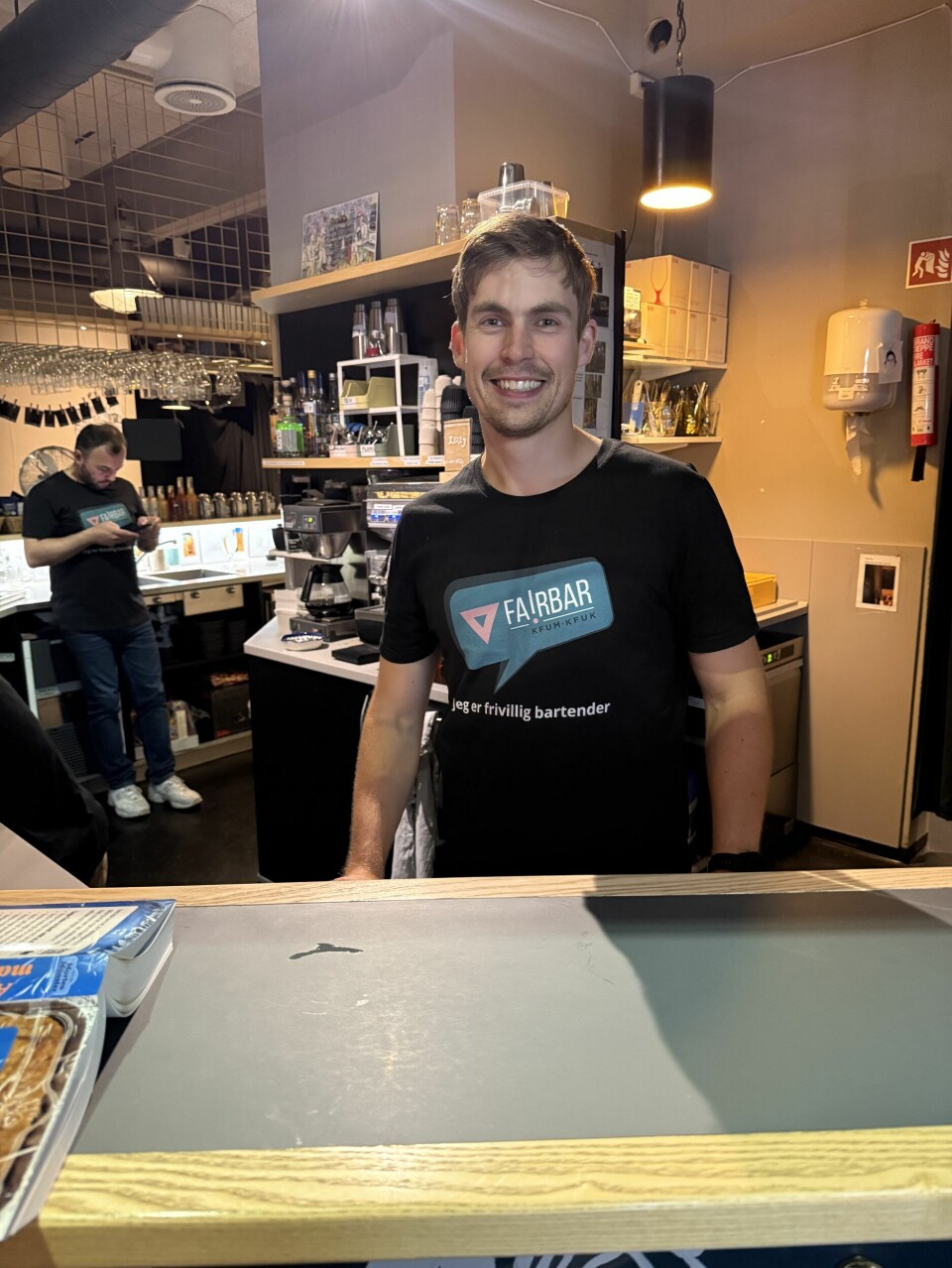 Oliver Fjellander fortæller, at poesiaften giver liv på baren.