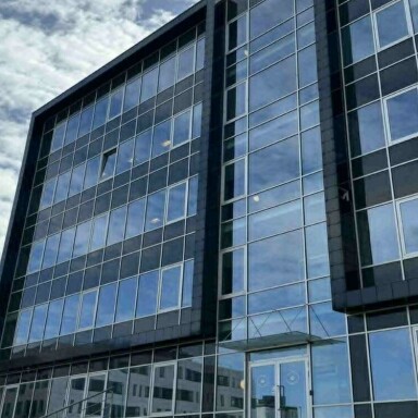 Med maske på og pistol i buksen: 27-årig truede familiefar – mens farfar lå for døden