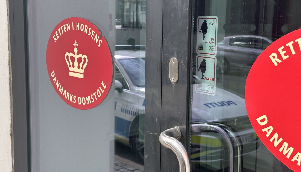 Den 6. august 2025 udeblev den 32-årige fra et retsmøde. Han forklarer, at han ikke kunne møde op, fordi han sad i detentionen.