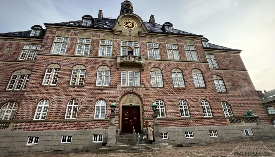 Bag murene i Retten i Aarhus blev der mandag den 22. september afsagt dom i en sag præget af stærke følelser og uenighed.