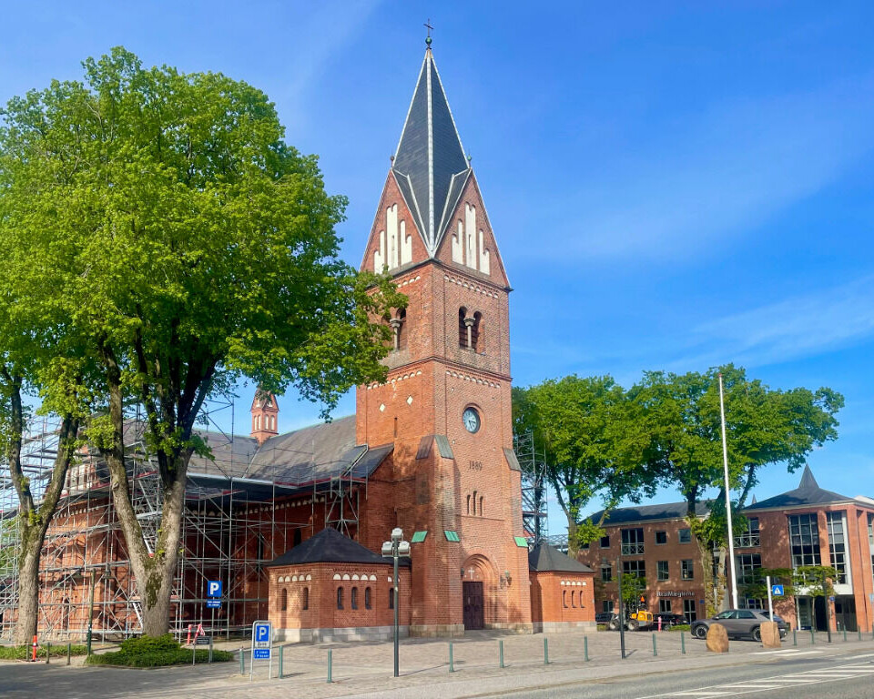 Herning Kirke i forårssol