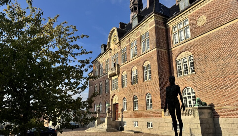 Det er i retten i Aarhus, at en far møder op en solskinsrig torsdag formiddag for at stå ansigt til ansigt med de voldsomme anklager, hans ekskone har rejst mod ham.