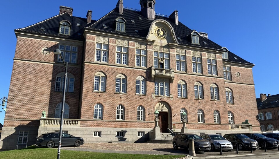 Tiltalte var ikke til stede i retten. Han blev i arresten.