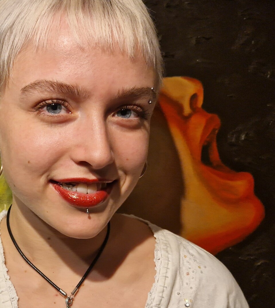 Når betydningen smutter fra hende, og universet bliver uendeligt, griber Sille Milo en pensel og maler sig selv.