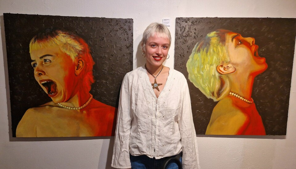 Sille foran egne værker til fernisering på Galleri Tese på Vestergade i Aarhus