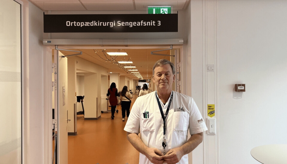 Især ortopædkirurgiske afdelinger som den på Aarhus Universitetshospital er påvirket af behandlingsgarantien. Med et budget på 150 millioner kroner, går 40 millioner kroner fra Sten Larsens afdeling til privathospitalerne som resultat af de mange henvisninger, fortæller cheflægen.