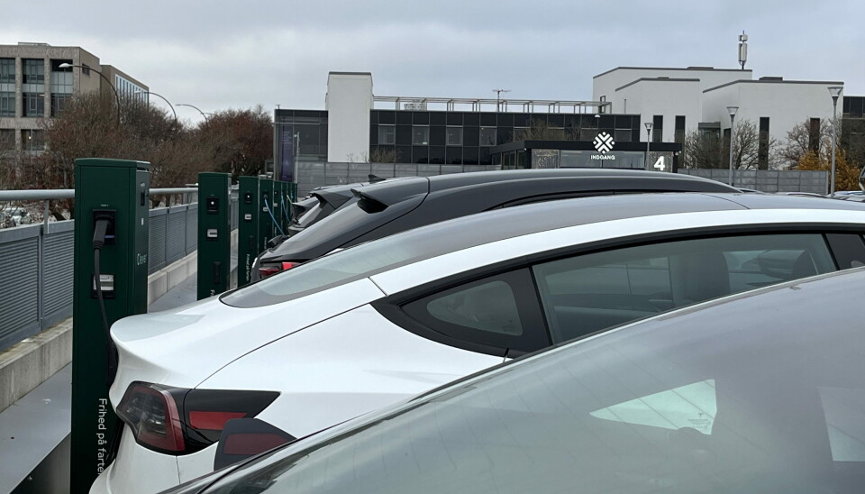 Flere og flere danskere skifter benzin- eller dieselbilen ud med en elbil, og opladningen af disse belaster elnettet.