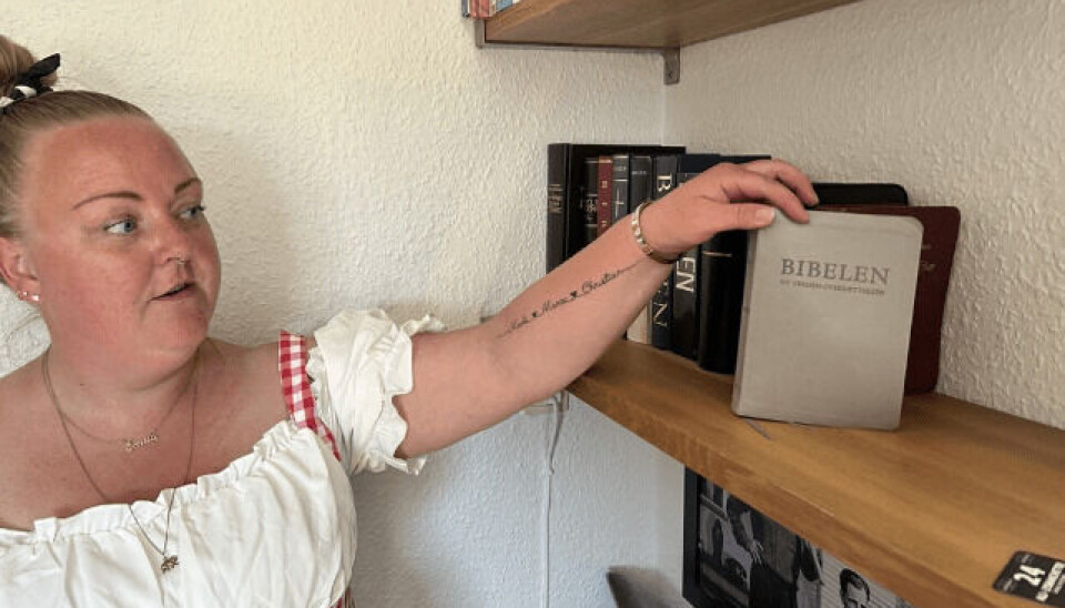 Emilie har brugt meget tid på at sammenligne folkekirkens Bibel med Jehovas version for at finde frem til sandheden