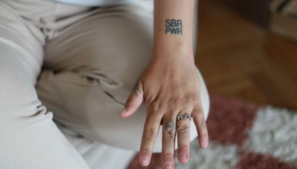 “SBR PWR” er en forkortelse for “sårbar power”. Et budskab om at finde styrke i at dele sin sårbarhed.
Foto: William Øster Enstrøm