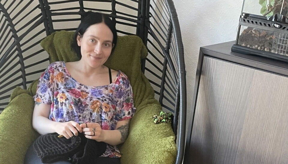 Stina Henriksen bruger strikning til at distrahere hende fra smerterne hendes mange diagnoser bringer.