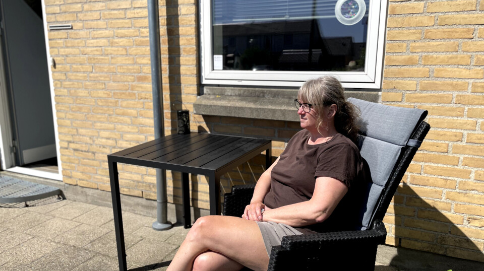 Før Chilis død sad Anne Brix ofte med sin lille ven foran huset i Aalborg.
