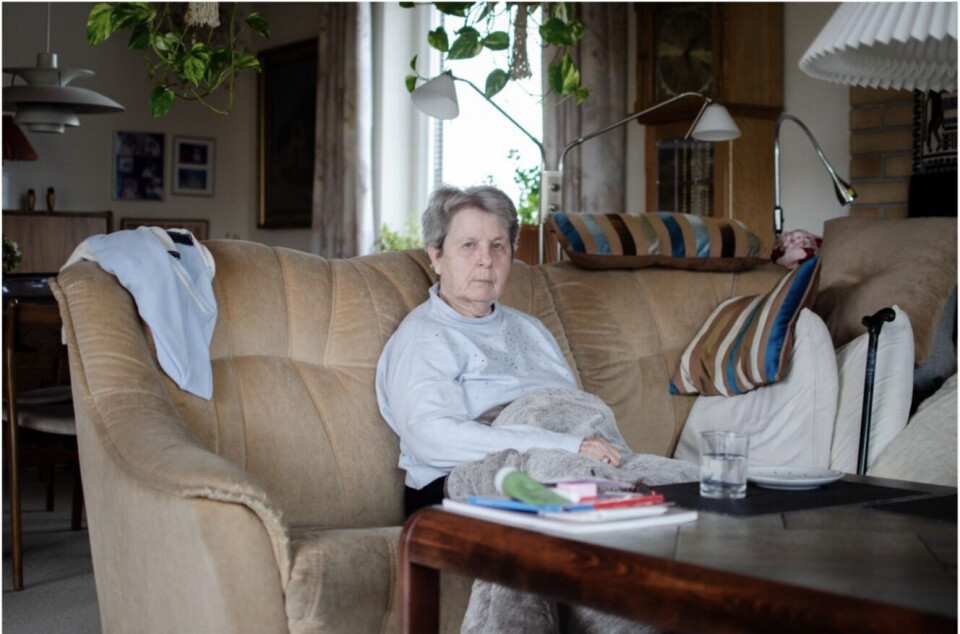 Det meste af dagligdagen finder sted i sofaen for Bente, hvor hun har fast plads blandt puder og tæpper. Foto Benjamin Kithler.