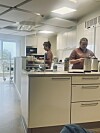 Ernæringsassistenter stå i køkkenet