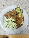 Så er der serveret gammeldags kylling, mormorsalat, sovs og kartofler