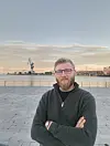 Et billede af Lukas nede ved Dokk1.