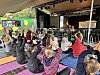 Mennesker laver yoga på måtter i telt