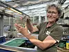 Dyrepasser Lene Vestergren Rasmussen viser haletudser frem i Zoologisk haves avlscenter.

Hun holder en gennemsigtig beholder op i et drivhuslignende laboratoriemiljø med habitater i store kar, udstyr og arbejdsborde i baggrunden.